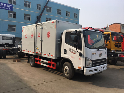 东风途逸危险品厢式运输车 专业可靠的杂项危险物品运输解决方案